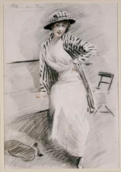 Madame Paris sitzt auf einer Bank