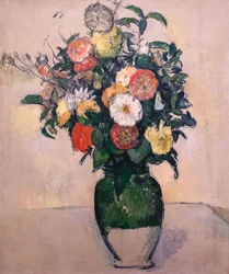 Blumen in einer grünen Vase