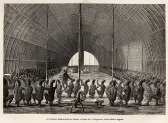 Mounza, König der Mombouttous (Zaire), tanzt vor seinem Serail, bestehend aus 80 Frauen, Gravur nach der Zeichnung von P. Philippoteaux, zur Illustration einer Reise ins Herz Afrikas 1868-1871, von Dr. George Schweinfurth, veröffentlicht in „Le tour du mon