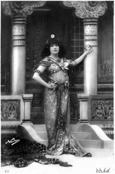 Henriette Rosine Bernard alias Sarah Bernhardt (1844-1923) als Izéyl, Postkarte