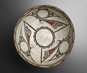 Teigschüssel mit geometrischen Mustern