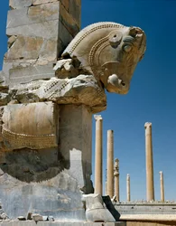 Achämenidische säulenförmige Kapitelle in Stierform, 6. Jahrhundert v. Chr.