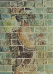 Detail eines Bogenschützen von einem Fries, aus dem Palast von Darius dem Großen (548-486 v. Chr.) in Susa, Iran, Achämenidenzeit, ca. 500 v. Chr.