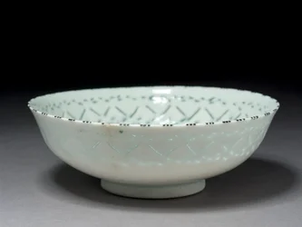 Gombroon Schale, Iran, Safawiden-Periode (Steinpaste mit durchbrochener Dekoration und schwarzer Unterglasur)