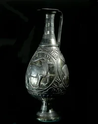 Persische Kunst: Silberkaraffe mit Medaillons, die Hirsche darstellen. 5.-7. Jahrhundert. Private Sammlung