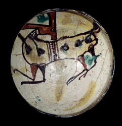 Persische Kunst: Terrakottabecher mit einem Steinbock. Aus Nichapour (Nichapur, Nishapur oder Neishabur)