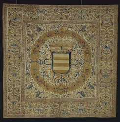 Großer Wandbehang mit Krone und Wappenschild