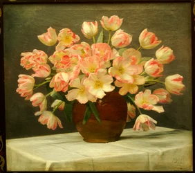 Tulpen in einer Vase auf einem drapierten Tisch