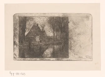 Holzhaus und Bäume an einem Graben