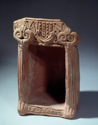 Orientalische Antike: Terrakotta-Heiligtum zur Verehrung von Idolen