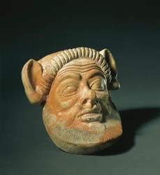 Phönizische Kunst: Terrakotta-Maske eines Fauns. Aus Ibiza, Spanien. 3. Jahrhundert v. Chr. Madrid, Museo Arqueologico Nacional