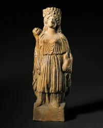 Phönizische Kunst: Terrakottastatuette der Gottheit Tanit. 3.-2. Jahrhundert v. Chr. Madrid, Nationales Archäologisches Museum.