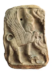 Pinax verziert mit Sphinx mit doppelter ägyptischer Krone, die den Baum des Lebens schützt, Nekropole von Puig des Molins, Ibiza (Spanien)