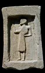 Phönizische Kunst: Punische Grabstele aus Sandstein mit Relief eines gehenden Charakters. Aus den Ausgrabungen von Mozia. 6. Jahrhundert v. Chr. Tunis, Musée du Bardo