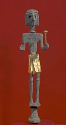 Phönizische Kunst: Statuette einer Gottheit aus Silber und Gold. 20. oder 19. Jahrhundert v. Chr. Aus Ras Schamra (Ugarit). Höhe 28 cm. Nationalmuseum von Aleppo, Syrien