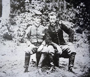 Porträt von Leutnant George A. Custer (1839-1876) (ohne Hut) mit seinem Kriegsgefangenen Leutnant Washington der Konföderierten Armee, gefangen im Mai 1862
