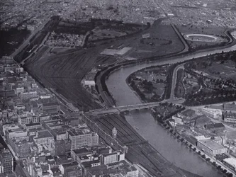 Melbourne: Eine Luftaufnahme der Jolimont Eisenbahnhöfe und des Flusses Yarra, zeigt einen kleinen Teil der Stadt und Richmond in der Ferne