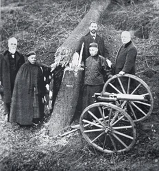 Hiram Maxim demonstriert die Kraft seiner Waffe chinesischen Regierungsbeamten