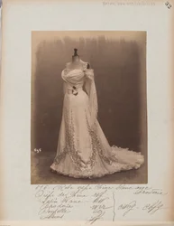 Albumseite: House of Worth, Ballkleid