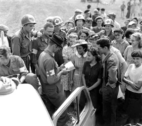 Ein amerikanischer Soldat versucht, mit Einheimischen zu kommunizieren, Orleans