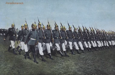 Deutsche Infanteriesoldaten marschieren auf Parade
