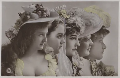 Reihe von Frauen in historischer Kleidung