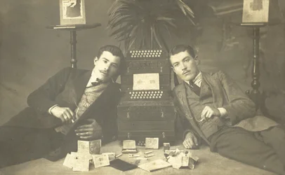 Zwei Männer rauchen Zigaretten