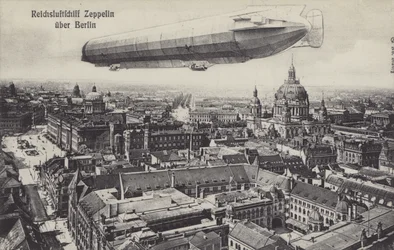 Zeppelin-Luftschiff über Berlin