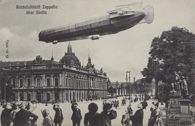 Zeppelin-Luftschiff fliegt über Berlin