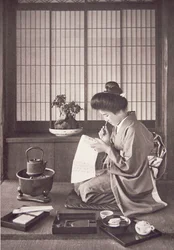 Japanische Frau beim Schreiben