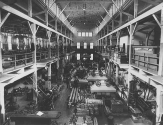 Innenansicht der neuen Maschinenwerkstatt im Hagley Yard, 1905