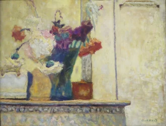 Blumen auf einem Kaminsims