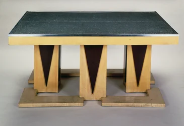 Tisch, von Pierre-Emile Legrain, in dunkel lackiertem Sykomore, Art-Déco-Stil. Frankreich, 20. Jahrhundert.