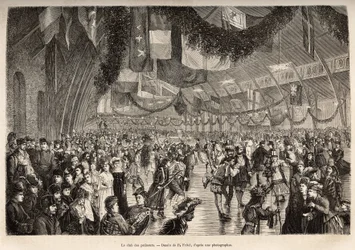 Der Montrealer Schlittschuhläuferclub, bei einem Treffen für einen Kostümschlittschuhabend, graviert nach einer Zeichnung von P. Fritel, zur Illustration des Ausflugs nach Kanada und der Riviere Rouge du nord, von H. De Lamotte, 1873, veröffentlicht in „Le