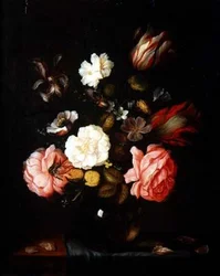 Blumen in einer Glasvase auf einem drapierten Tisch