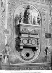 Diagonale Ansicht des Mausoleums von Graf Senator Agostino Onigo in der Kirche von S. Niccolò in Treviso