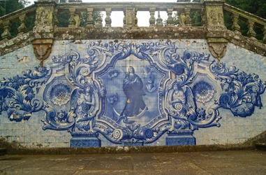 Dekoratives Paneel zeigt die Jungfrau Maria, die die Schlange zertritt, Lamego, Portugal. 1738