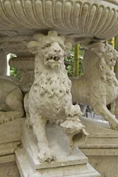 Mythische gehörnte Löwen-Atlanten am Sockel eines Brunnens, Quinta da Regalia, Sintra, Portugal ca. 1915