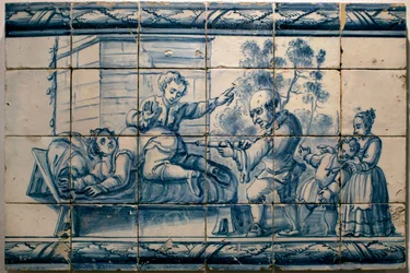 Der Arzt verabreicht einem Patienten einen Einlauf - Satirisches Panel aus Lissabon, erste Hälfte des 18. Jahrhunderts - Museu Nacional dos Azulejos, Lissabon (Portugal)