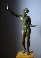Griechische Kunst: „der junge Mann von Marathon“ (Ephebe) Statue des Hermes als Jugendlicher oder junger Athlet. Bronzeskulptur von Praxiteles (4. Jahrhundert v. Chr.), 330 v. Chr. Athen, Nationales Archäologisches Museum