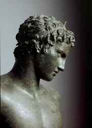 Griechische Kunst: „Der junge Mann von Marathon“ (Ephebe), Statue des jugendlichen Hermes oder eines jungen Athleten, Detail - Bronzeskulptur von Praxiteles (4. Jahrhundert v. Chr.), 330 v. Chr., Maße: 130 cm - Athen, Archäologisches Nationalmuseum