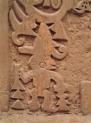 Detail der Reliefs am Tempel Huaca el Dragon (Stein)