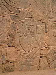 Figur eines Kriegers mit Helm und Keule (Stein)