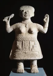 Präkolumbianische Kunst, Totonakische Zivilisation: Statuette einer Priesterin mit erhobenen Armen 6.-9. Jahrhundert n. Chr. Aus El Tajin
