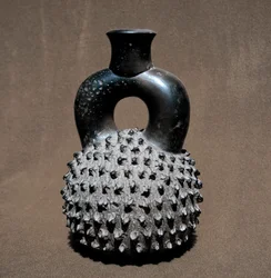 Präkolumbianische Kunst, Cupisnique-Zivilisation: Vase in Form eines Käfers und Granatapfels. 300 v. Chr.-100 n. Chr. Lima, Nationalmuseum für Anthropologie und Archäologie, Peru