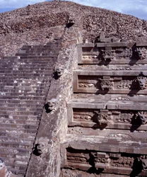 Präkolumbianische Zivilisation: Blick auf die Stätte von Teotihuacan: der Tempel von Quetzalcoatl oder Tempel der gefiederten Schlange. Mexiko