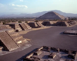 Präkolumbische Zivilisation: Blick auf die Stätte von Teotihuacan (300 v. Chr. - 600 n. Chr.): der Tempel (oder die Pyramide) der Sonne. Mexiko
