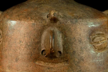 Keramik mit anthropomorpher Dekoration und Seitenhenkel / Präkolumbianische Kunst (Terrakotta)