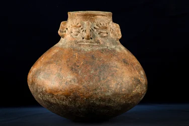 Kugelförmige Keramik mit cephalomorphem Hals / Präkolumbianische Kunst
