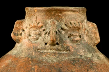 Kugelförmige Keramik mit cephalomorphem Hals